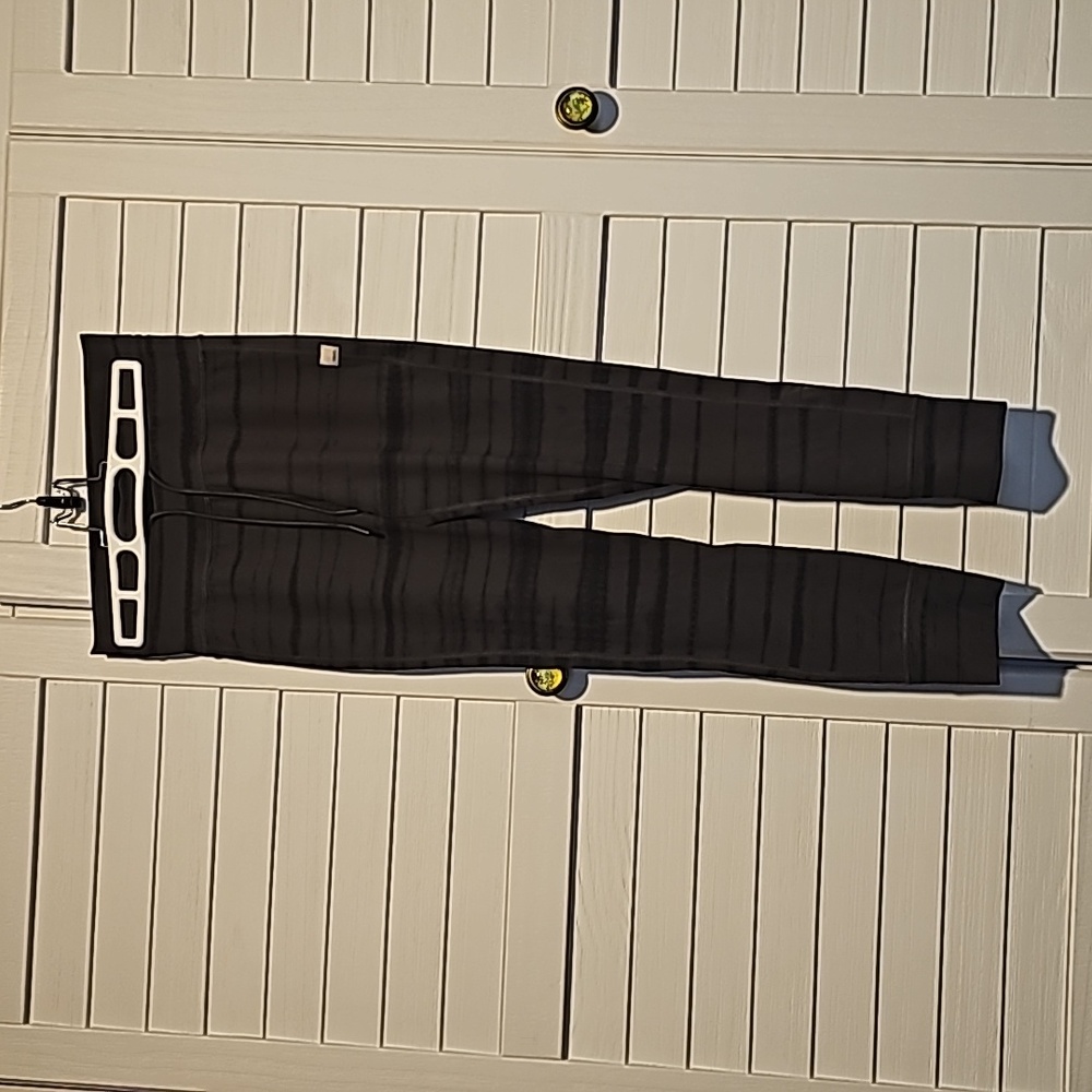 Vuori daily leggings. Size small. EUC